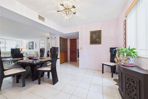 Condo in Belleair Bluffs, Florida, 2 bedrooms  № 2401064 - photo 13