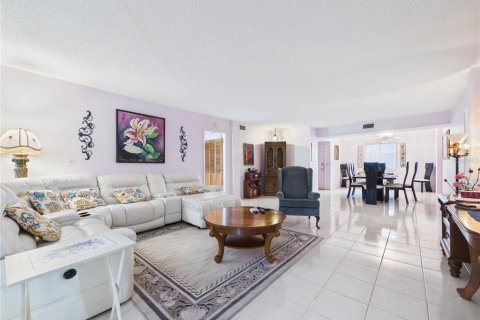 Condo in Belleair Bluffs, Florida, 2 bedrooms  № 2401064 - photo 25