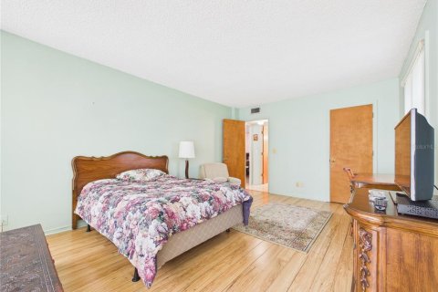 Condo in Belleair Bluffs, Florida, 2 bedrooms  № 2401064 - photo 18