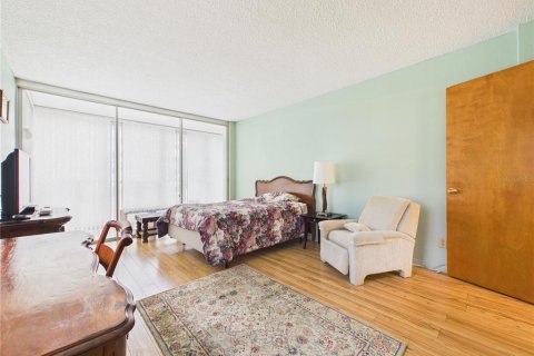 Condo in Belleair Bluffs, Florida, 2 bedrooms  № 2401064 - photo 17