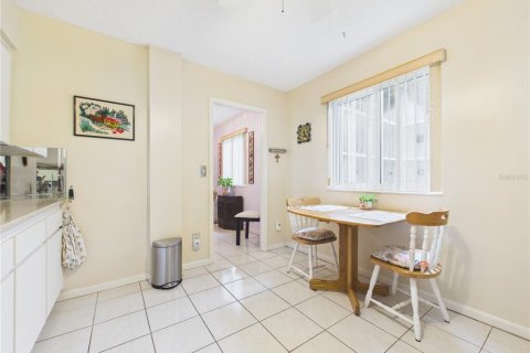 Condo in Belleair Bluffs, Florida, 2 bedrooms  № 2401064 - photo 12