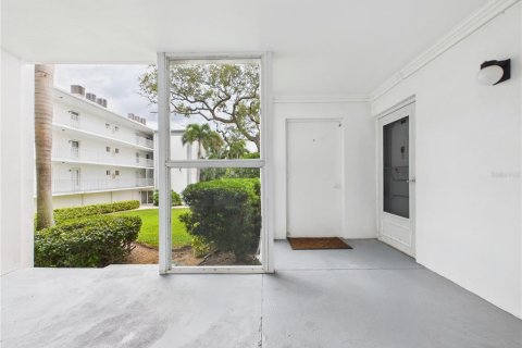 Condo in Belleair Bluffs, Florida, 2 bedrooms  № 2401064 - photo 2