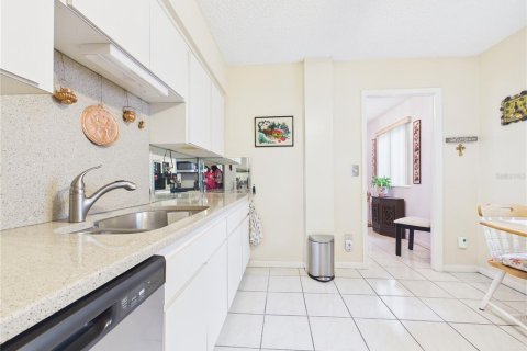 Condo in Belleair Bluffs, Florida, 2 bedrooms  № 2401064 - photo 11