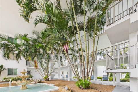 Condo in Belleair Bluffs, Florida, 2 bedrooms  № 2401064