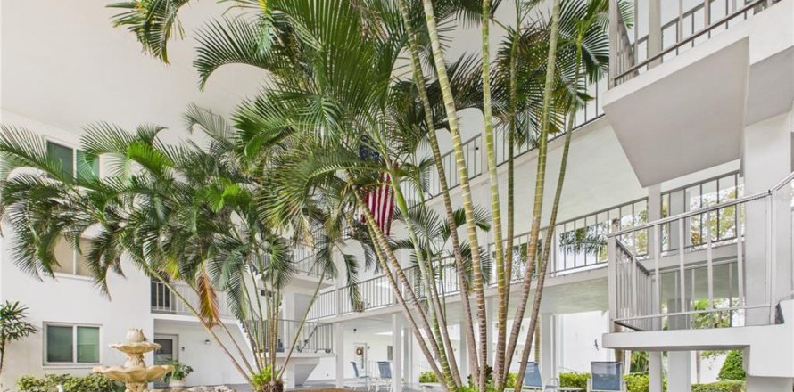 Condo in Belleair Bluffs, Florida, 2 bedrooms  № 2401064