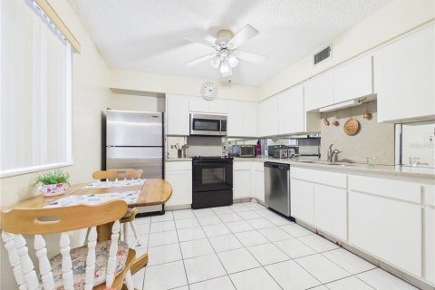 Condo in Belleair Bluffs, Florida, 2 bedrooms  № 2401064 - photo 8
