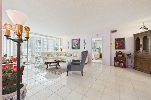 Condo in Belleair Bluffs, Florida, 2 bedrooms  № 2401064 - photo 21