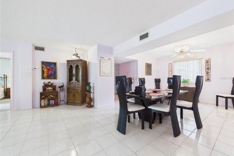 Condo in Belleair Bluffs, Florida, 2 bedrooms  № 2401064 - photo 22