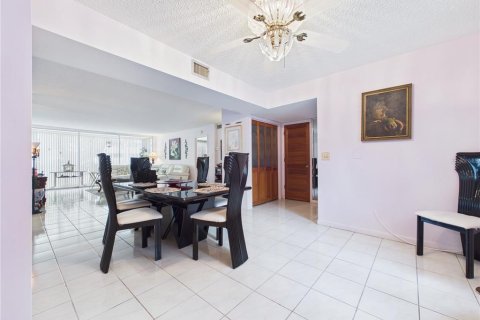 Condo in Belleair Bluffs, Florida, 2 bedrooms  № 2401064 - photo 14