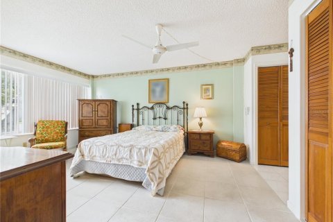 Condo in Belleair Bluffs, Florida, 2 bedrooms  № 2401064 - photo 28