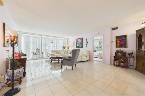 Condo in Belleair Bluffs, Florida, 2 bedrooms  № 2401064 - photo 5