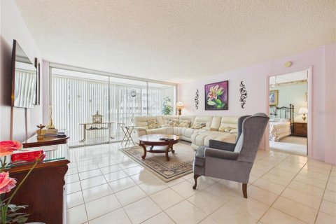 Condo in Belleair Bluffs, Florida, 2 bedrooms  № 2401064 - photo 24