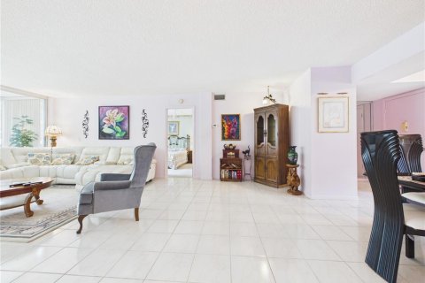 Condo in Belleair Bluffs, Florida, 2 bedrooms  № 2401064 - photo 23