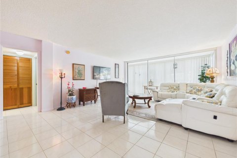 Condo in Belleair Bluffs, Florida, 2 bedrooms  № 2401064 - photo 27
