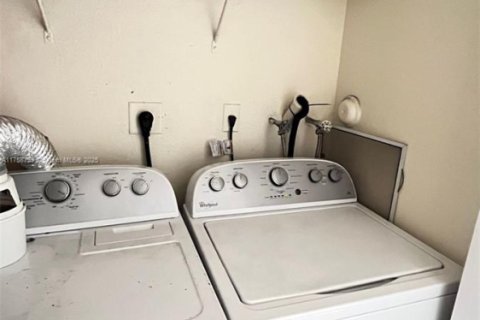 Townhouse in Homestead, Florida 3 bedrooms, 132.2 sq.m. № 1959285 - photo 15