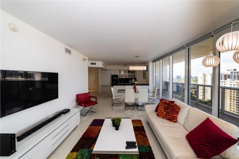 Copropriété à louer à Hallandale Beach, Floride: 2 chambres, 135.45 m2 № 1627897 - photo 12