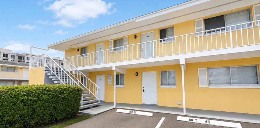 Condo in Lake Park, Florida, 3 bedrooms № 2179352