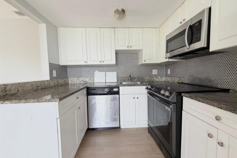 Condo in Lake Park, Florida, 3 bedrooms № 2179352 - photo 2