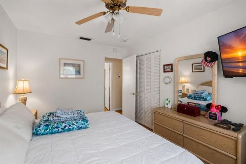 Condo in Bradenton Beach, Florida, 2 bedrooms  № 2210577 - photo 24