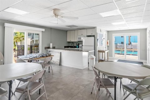 Condo in Bradenton Beach, Florida, 2 bedrooms  № 2210577 - photo 30