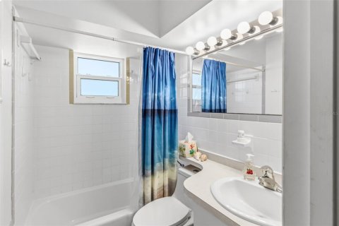 Condo in Bradenton Beach, Florida, 2 bedrooms  № 2210577 - photo 29