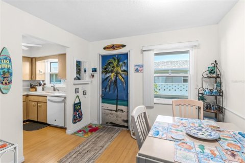 Condo in Bradenton Beach, Florida, 2 bedrooms  № 2210577 - photo 15