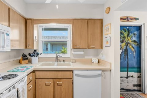 Condo in Bradenton Beach, Florida, 2 bedrooms  № 2210577 - photo 23