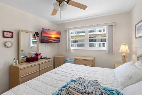 Condo in Bradenton Beach, Florida, 2 bedrooms  № 2210577 - photo 25