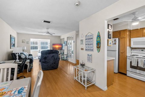 Condo in Bradenton Beach, Florida, 2 bedrooms  № 2210577 - photo 11