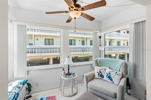 Condo in Bradenton Beach, Florida, 2 bedrooms  № 2210577 - photo 18