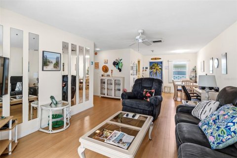 Condo in Bradenton Beach, Florida, 2 bedrooms  № 2210577 - photo 10