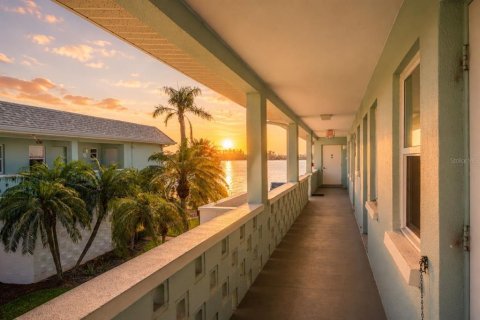 Condo in Bradenton Beach, Florida, 2 bedrooms  № 2210577 - photo 8