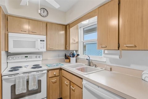 Condo in Bradenton Beach, Florida, 2 bedrooms  № 2210577 - photo 22