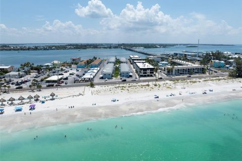 Condo in Bradenton Beach, Florida, 2 bedrooms  № 2210577 - photo 9