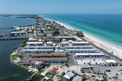 Condo in Bradenton Beach, Florida, 2 bedrooms  № 2210577 - photo 7