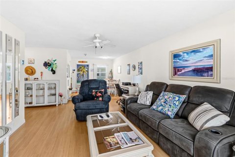 Condo in Bradenton Beach, Florida, 2 bedrooms  № 2210577 - photo 12