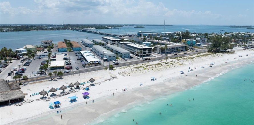 Condo in Bradenton Beach, Florida, 2 bedrooms  № 2210577