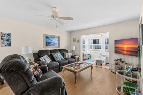 Condo in Bradenton Beach, Florida, 2 bedrooms  № 2210577 - photo 14