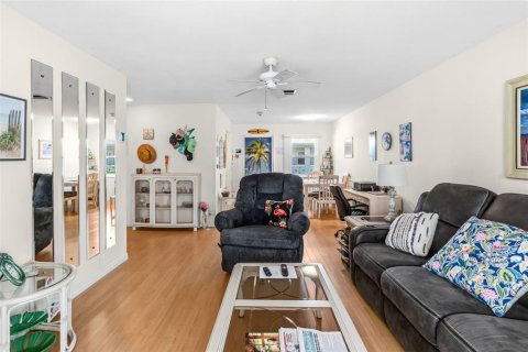 Condo in Bradenton Beach, Florida, 2 bedrooms  № 2210577 - photo 13