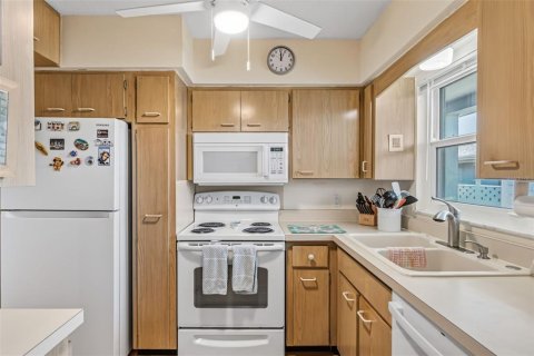 Condo in Bradenton Beach, Florida, 2 bedrooms  № 2210577 - photo 21