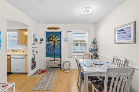 Condo in Bradenton Beach, Florida, 2 bedrooms  № 2210577 - photo 16