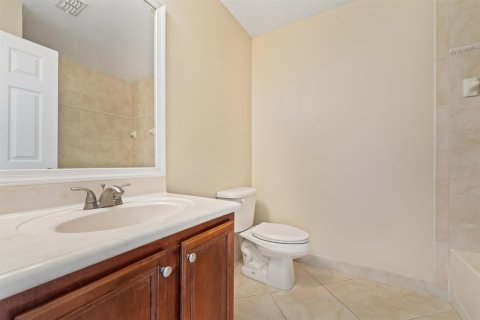 House in Port St. Lucie, Florida 4 bedrooms, 148.27 sq.m. № 2179086 - photo 9