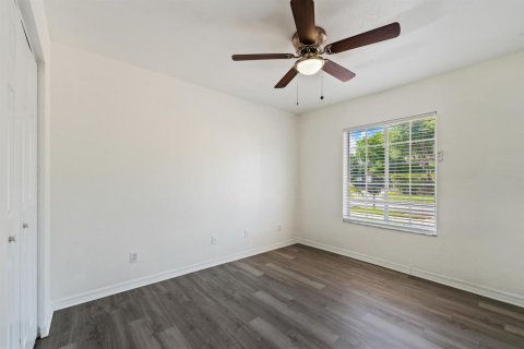House in Port St. Lucie, Florida 4 bedrooms, 148.27 sq.m. № 2179086 - photo 8