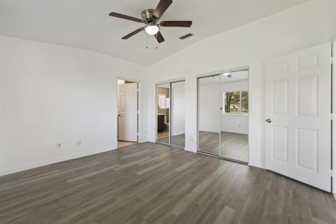House in Port St. Lucie, Florida 4 bedrooms, 148.27 sq.m. № 2179086 - photo 18
