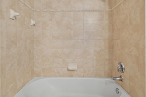 House in Port St. Lucie, Florida 4 bedrooms, 148.27 sq.m. № 2179086 - photo 10