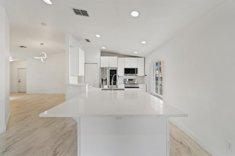 House in Port St. Lucie, Florida 4 bedrooms, 148.27 sq.m. № 2179086 - photo 22