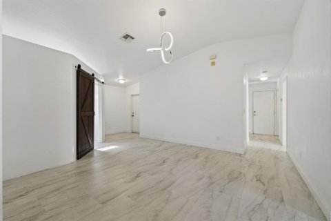 House in Port St. Lucie, Florida 4 bedrooms, 148.27 sq.m. № 2179086 - photo 13