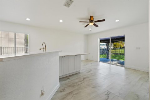 House in Port St. Lucie, Florida 4 bedrooms, 148.27 sq.m. № 2179086 - photo 16