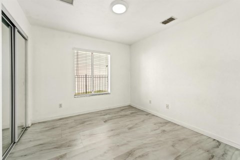 House in Port St. Lucie, Florida 4 bedrooms, 148.27 sq.m. № 2179086 - photo 25