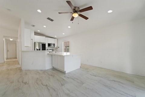 House in Port St. Lucie, Florida 4 bedrooms, 148.27 sq.m. № 2179086 - photo 20